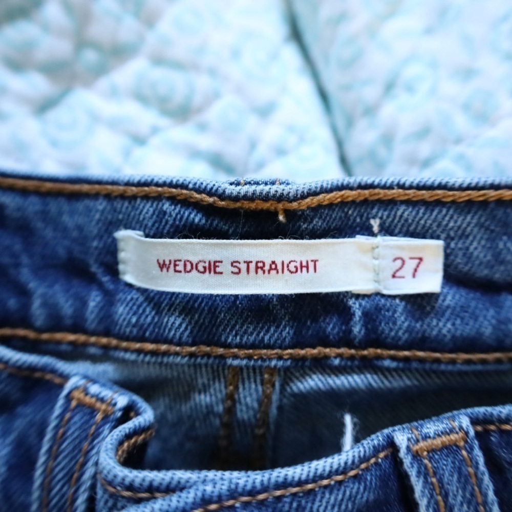 Levi’s Wedgie Straight Fit Women’s Jeans in Below the Belt Medium Wash Size 27 - Picture 7 of 10